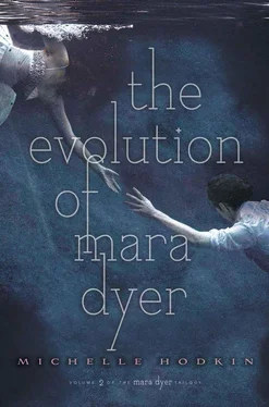 Michelle Hodkin The Evolution of Mara Dyer обложка книги