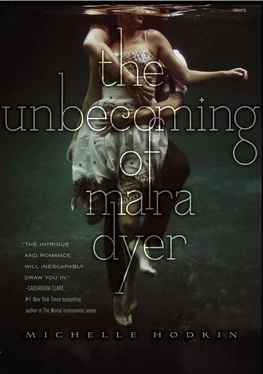 Michelle Hodkin The Unbecoming of Mara Dyer обложка книги