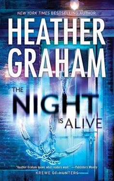 Heather Graham The Night Is Alive обложка книги