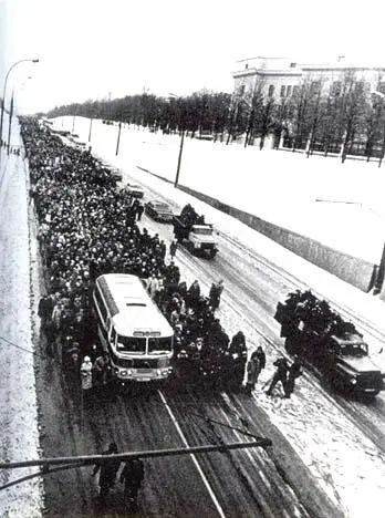 Рис 19 Похороны АД Сахарова На пути в Лужники Москва 18 декабря 1989 г - фото 20