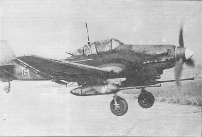 Ju 87 G1 с подкрыльевыми пушками ВК 37 cm калибра 37мм в полете над - фото 114