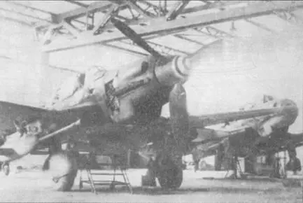 Трофейный Ju87G2 сфотографирован в ангаре рядом с каннибализированным - фото 26