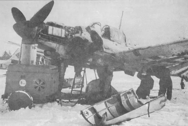 Подготовка Ju 87 D5 к боевому вылету зимой 1944 Один из рукавов подающих - фото 71