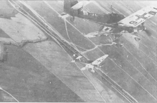 Пара Ju87D1 из St G 2 ложится на боевой курс Заметны идентификационные - фото 148