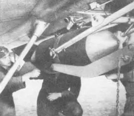Подвеска 250кг бомбы под Ju 87А 1 Носовая часть Ju 87 А1 одной из немецких - фото 39