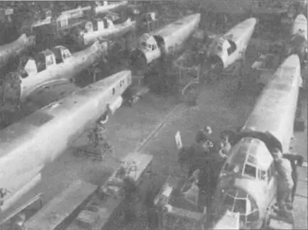 В 1939 г сборка бомбардировщиков Ju87 и Ju88 велась в одном цеху В - фото 59