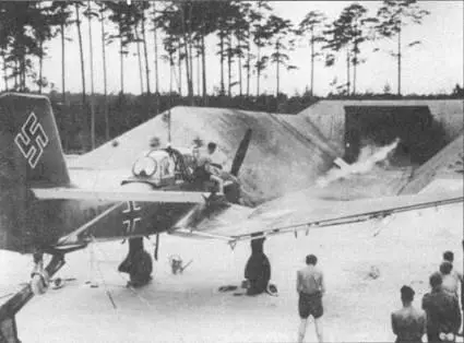 На снимке пристрелка крыльевых пулеметов нового бомбардировщика Ju87B1 - фото 60