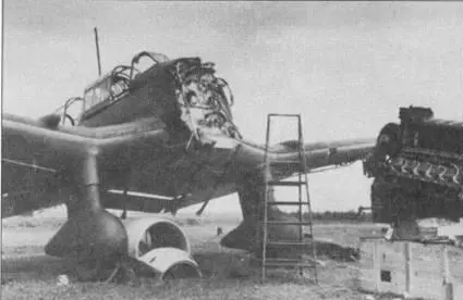 Замена двигателя на бомбардировщике Ju87B1 хорошо видны противопожарная - фото 72