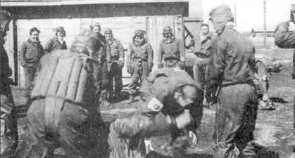 Отдых в перерыве между боями борьба аэродром Атиуги начало 1945 г на заднем - фото 136