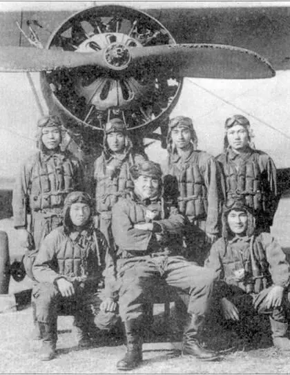 Два известных аса пока еще курсанты май 1941 г Стоит второй справа Такео - фото 27