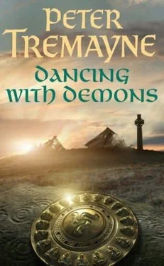 Peter Tremayne Dancing With Demons обложка книги