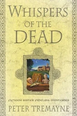 Peter Tremayne Whispers of the Dead обложка книги
