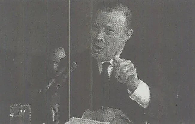 Президент СРА Уолтер Рейтер дает показания перед конгрессом в 1966 году Рейтер - фото 13