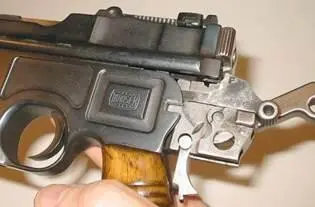 Чтобы отделить вкладыш от рамки пистолета Маузер К96 взводим курок иногда его - фото 3