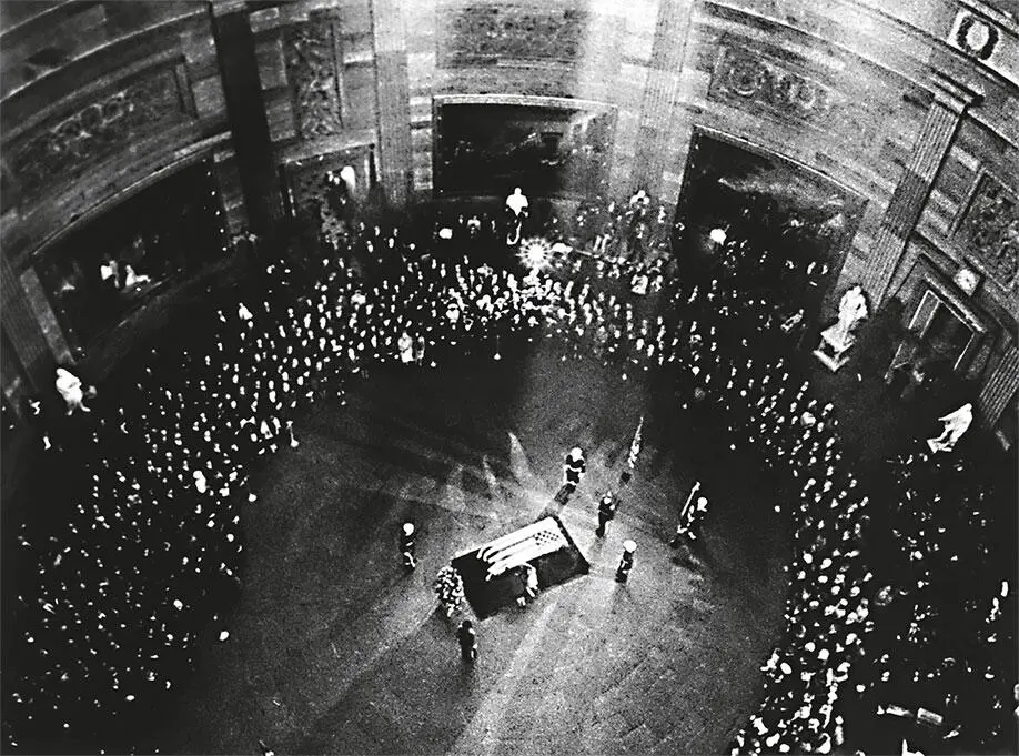 Гроб с телом президента Кеннеди в ротонде Капитолия 25 ноября 1963 г Глава 1 - фото 1