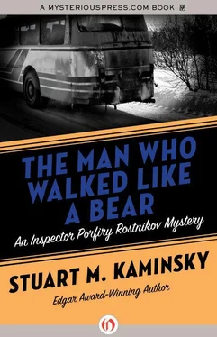 Stuart Kaminsky The Man Who Walked Like a Bear обложка книги