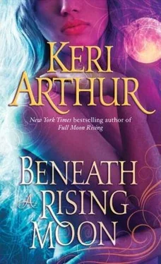 Keri Arthur Beneath A Rising Moon обложка книги