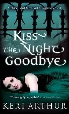 Keri Arthur Kiss The Night Goodbye обложка книги