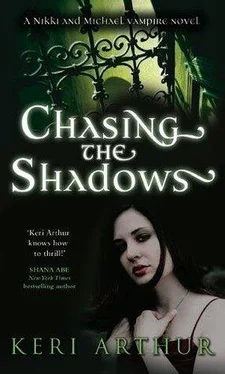 Keri Arthur Chasing The Shadows обложка книги