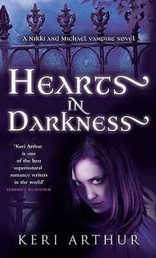 Keri Arthur Hearts In Darkness обложка книги