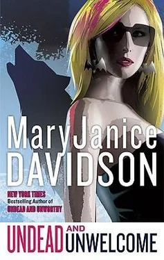 MaryJane Davidson Undead and Unwelcome обложка книги