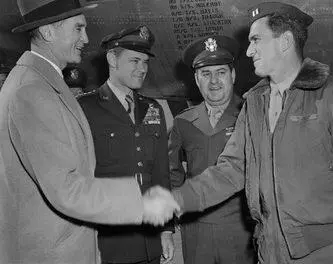 Родился в США в 1919 г В 1942 г получил диплом военного лётчика 27 февраля - фото 21