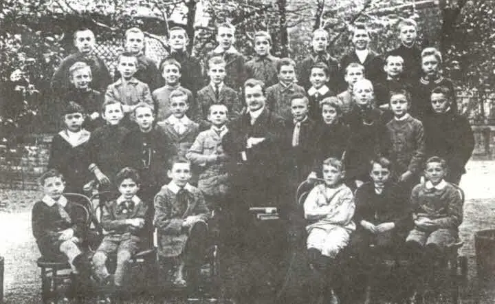 Гиммлер ученик школы в Мюнхене 2й ряд снизу второй справа Гиммлер в - фото 3