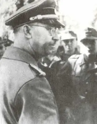Рейхсфюрер СС Генрих Гиммлер инспектирует солдат дивизии Гитлерюгенд перед - фото 5