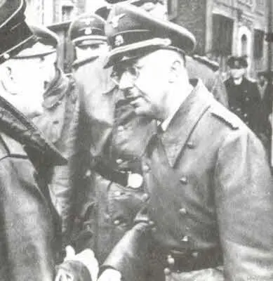 Генрих Гиммлер и Антон Муссерт лидер датских нацистов 1940 г Он - фото 6