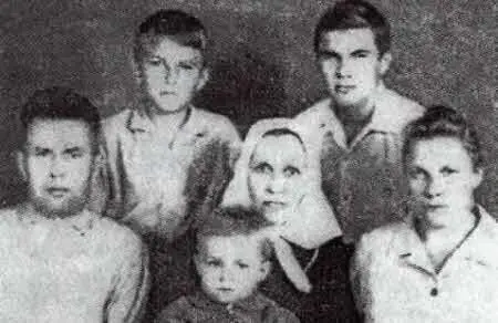 2 Александр Лебедь на снимке справа с братом Алексеем родителями и бабушкой - фото 3