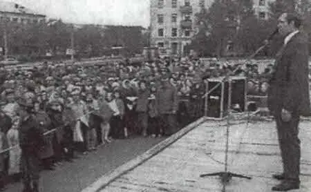 17 Лебедь на предвыборном собрании в Сибири Май 1996 года 18 18 июня 1996 - фото 18