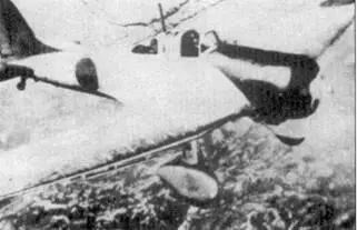 Три снимка первого серийного D3A1 во время испытаний Один изпервых Aichi D3A - фото 11