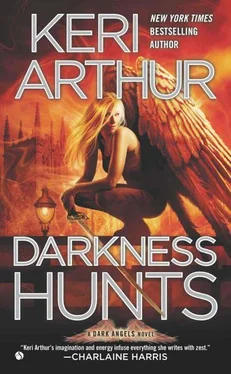 Keri Arthur Darkness Hunts обложка книги