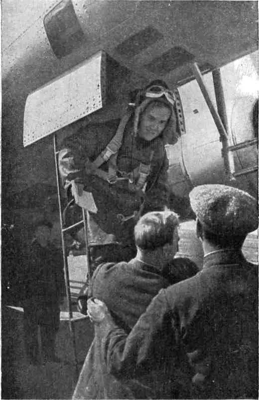 Щелковский аэродром Встреча штурмана с радистами после приземления Как - фото 11