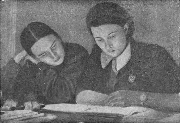 Хабаровск Валентина Гризодубова и Марина Раскова читают письма полученные - фото 20