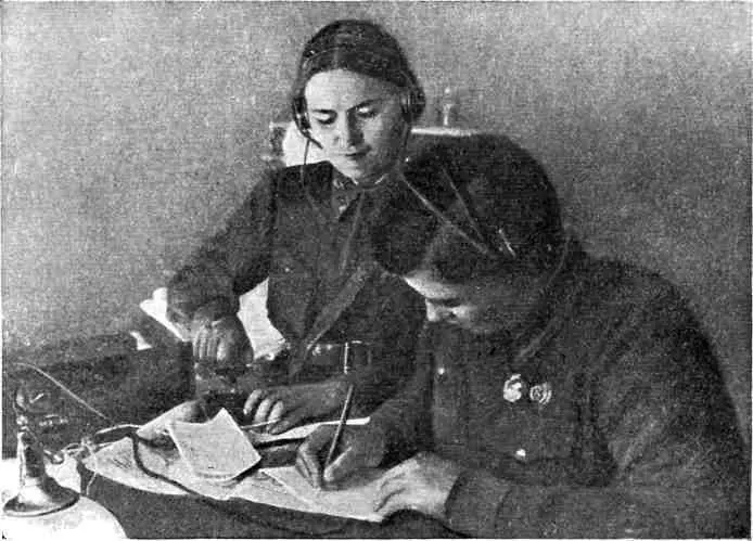 Подлипки Полина Осипенко и Марина Раскова во время радиотренировки - фото 9
