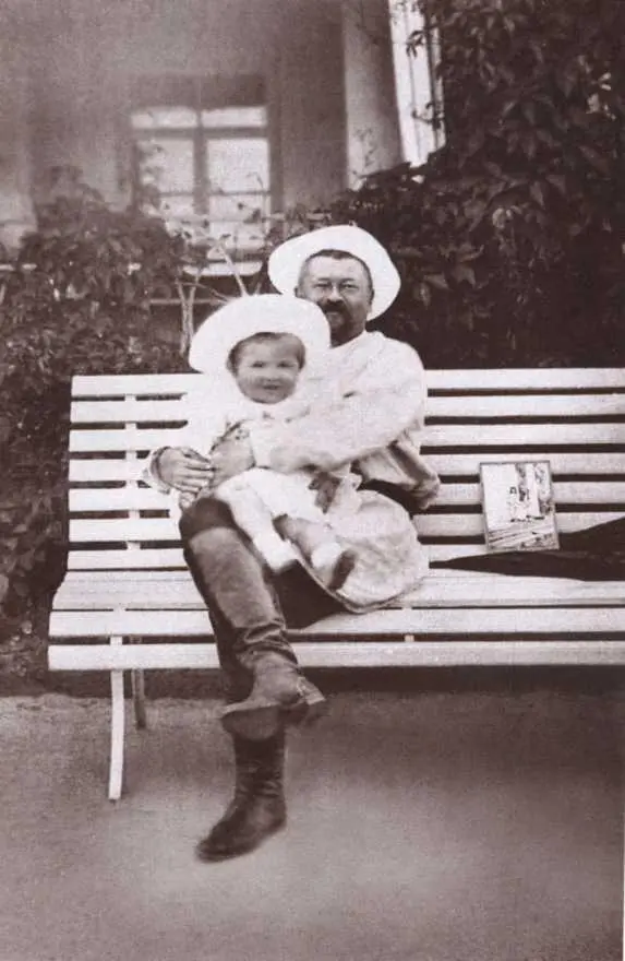 С Т Морозов с младшим сыном Саввой 1904 г Зинаида Григорьевна Морозова - фото 25