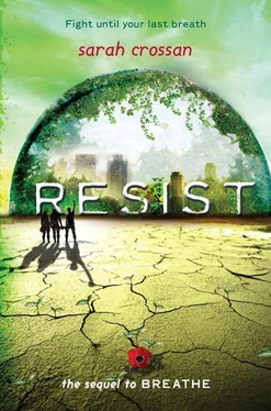 Sarah Crossan Resist обложка книги