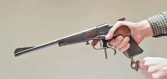 Для перезаряжания пистолета нужно нажав на фиксатор отвести рычаг в рукояти - фото 11