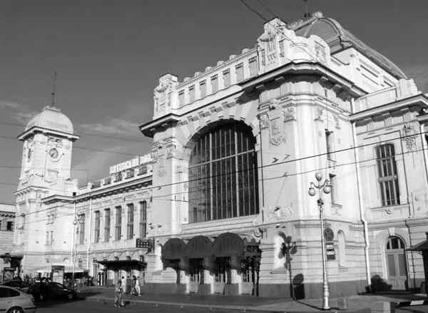 Витебский вокзал В 1837 году было построено первое одноэтажное деревянное - фото 22