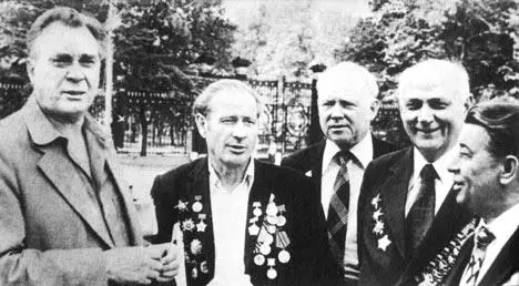 Встреча с друзьямиветеранами через много лет Наша семья в 1949 году мы с - фото 9