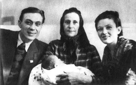 Наша семья в 1949 году мы с Лидой и мама с первой внучкой Светланой Всю - фото 10