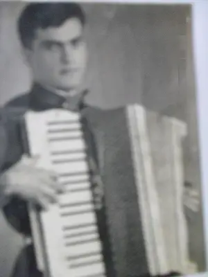 Григорий с белым аккордеоном Hohner Брат Иван с женой Клавдией Сестра - фото 5