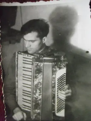 Григорий с чёрным аккордеоном Hohner Мария Николаевна Бирюшова Сарбаш - фото 8