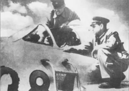 Данг Нгок Нга над фонарем кабины истребителя МиГ17 внимательно слушает - фото 6