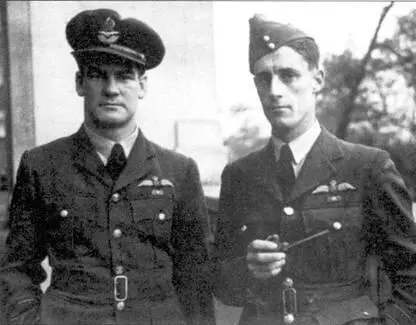Летчики 54й эскадрильи новозеландец Ал Диир и Колин Грей снимок 1941 г - фото 127