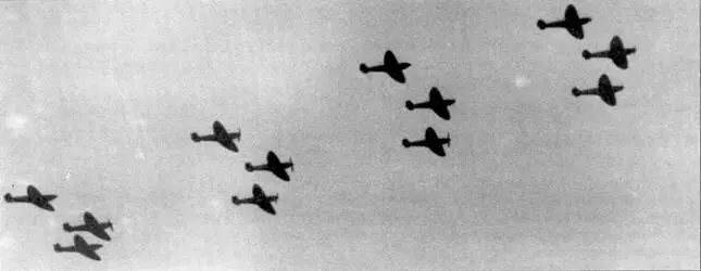 Спитфайр 19й эскадрильи проходят на малой высоте в плотном боевом строю - фото 30