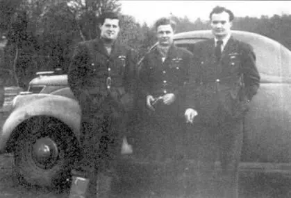 Самые результативные летчики 92й эскадрильи 1940 года Слева направо - фото 62