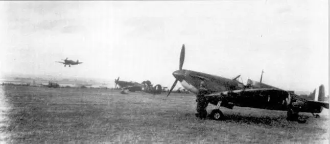 На снимке сделанном в сентябре 1940 г в Грейвсенде запечатлены Спитфайры - фото 71