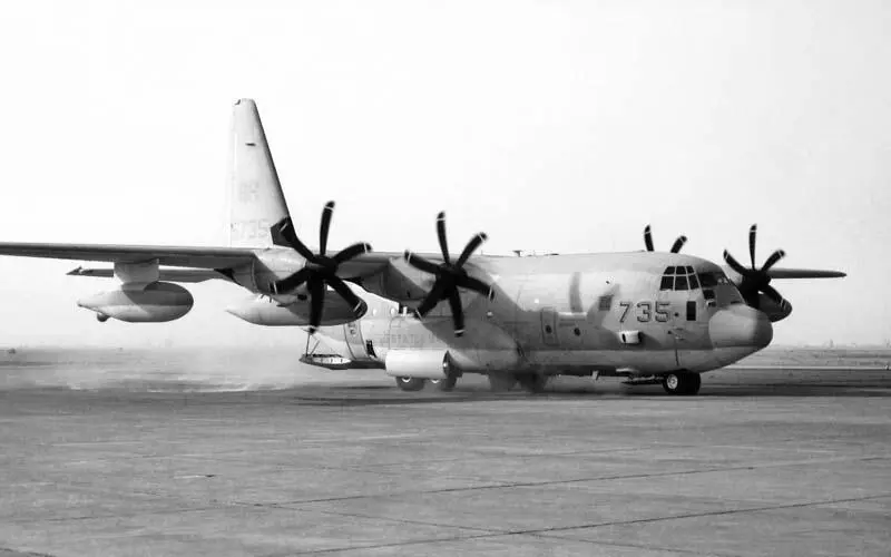 Повітряний заправник KC130 на базі транспортного літака Lockheed C130 - фото 15
